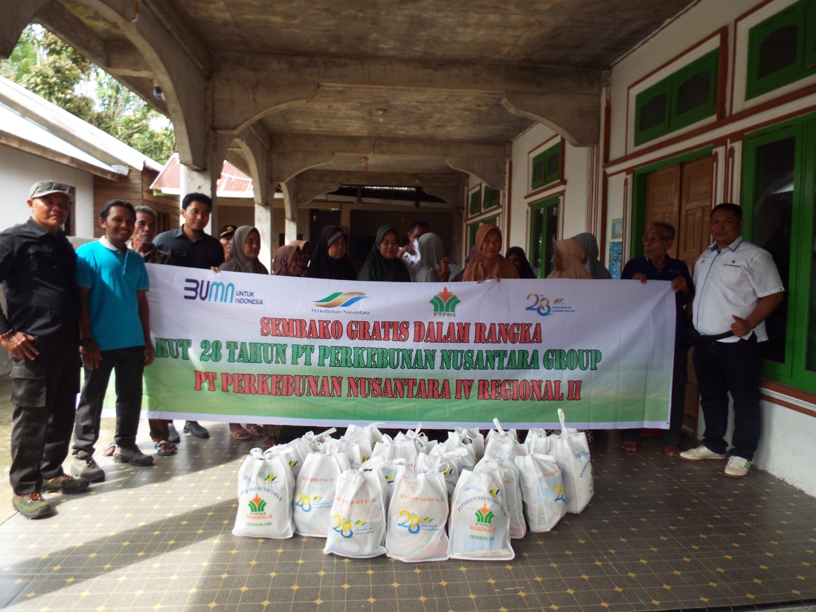 PT Perkebunan Nusantara IV bagikan 50  paket sembako kepada warga sekitar yang membutuhkan